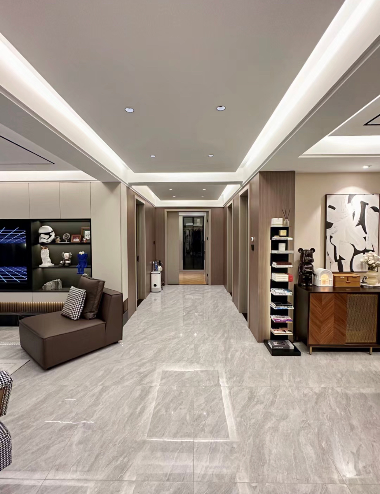 簡約雅致的現代居所 無主燈照明與空間收納的藝術